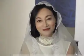 63岁惠英红不婚不育，穿着婚纱，苦等初恋50年图片