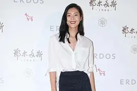 女人无论年纪多大，穿白衬衫都要记住这3点，时髦高级图片