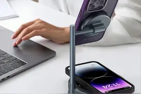 MOMAX推出透明双磁吸二合一无线座充，两台iPhone14一起充图片