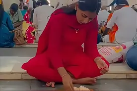 印度人吃席怎么吃？地板当饭碗，饭倒在地上吃，开席前还得洗洗地图片