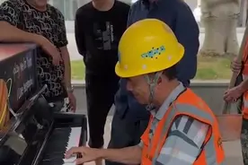 六旬务工大叔在街头弹钢琴：几十年没弹过了，工友：他在工地打零工，还会多种乐器图片