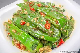 湖南大哥请朋友吃饭，一桌子全是辣椒，网友：明天能上大号吗？图片