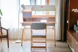 真实木，颜值高又环保，一款陪伴孩子学习的斯芬达小鹿学习桌椅图片