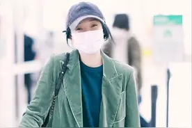 47岁周迅现身机场，素颜露面满脸笑意，手戴杨幂同款计数器图片