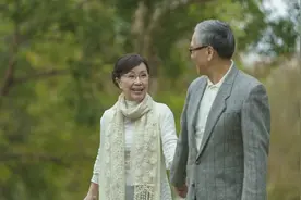 75岁大爷找再婚老伴：愿意每月给6000零用钱，但要满足我3个条件图片