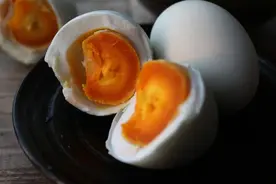 3步腌好咸鸭蛋！起沙流油还不咸，半个月就能吃图片