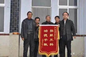 拾荒老人捡到铁疙瘩，有人出价30万，老人最后上交文物局图片