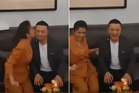 央视主持人尼格买提后台庆生！大胆索吻朱迅，被亲后笑得合不拢嘴图片