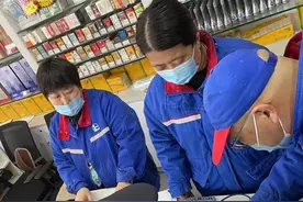 深学笃用天津行动︱天津公安内保总队对本市加油站散装油实名登记进行服务指导图片