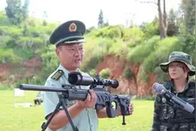 忠诚卫士方红霄：被毒贩视为克星，曾10秒制服劫匪，现已少将警衔图片