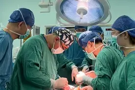 陪护患癌妹妹手术 未料姐姐也查出癌症 医生手术救了“同病相怜”老姐妹图片