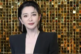 上海这一夜：张若晗的腿，周冬雨的腰，都输给了自然老去的李冰冰图片