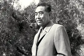 外国记者问周总理为何如此年轻，周总理说了一个原因，其实并不对图片