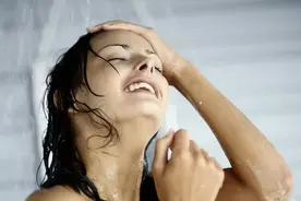 女性洗澡时“站着尿尿”很奇怪？医生：这4个常识，你该早知道！图片