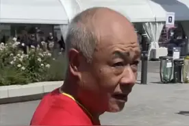 李宁独自提包现身巴黎奥运会，头发花白，弯腰驼背成小老头好辛酸图片