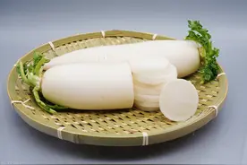 英国遭遇食物短缺，多地货架空空，环境大臣号召市民“多吃萝卜”图片
