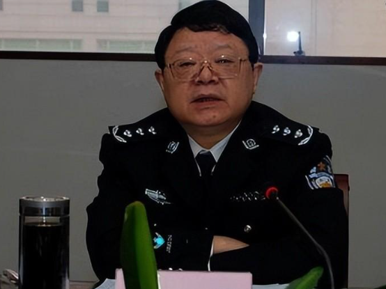 重庆“司法巨贪”文强，交过12名女星，霸占警花10多年