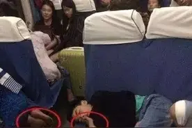 姑娘，你的脚都快伸到小伙嘴里了，公众场合还是要注意一下的图片