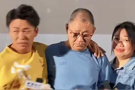 王宝强回老家工作，紧抱爸爸落泪，姐姐罕见现身，姐弟俩长得超像图片