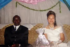 北大才女嫁非洲生下一女后回国,摆摊卖盒饭2年后得知,丈夫是大官图片