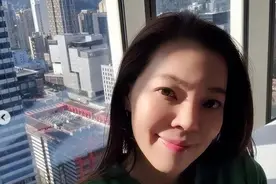 富士康老板娘陪71岁老公出席活动，47岁穿短裙身材好，渴望生4胎图片