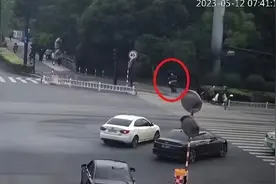 杭州老爸骑电动车送儿子上学，到学校后排人没了！怎么丢的？图片