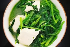 茼蒿炖豆腐的家常做法，掌握正确炖制顺序，喷香下饭真好吃图片