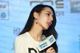 迪丽热巴活动现场生图曝光，俏皮吐舌，太可爱了图片