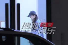 独家：刘亦菲素颜中医馆做调理 随性穿搭状态超好图片