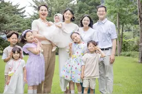 《新娘18岁》韩智慧晒出爱女周岁宴全家福，全慧彬吴允儿到场祝贺图片