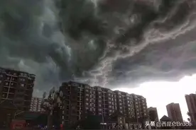 自然灾害的预兆吗？长春13号下午突然黑天，黑云压城犹如科幻电影图片