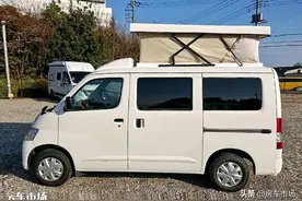 内饰简单人人都会改，丰田面包升顶小房车，上下床设计隐藏厨房图片