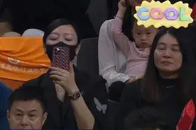 易建联胡明轩二人母亲同框：胡妈皮肤嫩滑似少女，阿联妈妈很魁梧图片