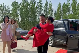 南阳小伙举办50元婚礼：不邀请娘家人参加，不大宴宾客图片