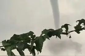 江苏一地突发中等强度龙卷风，致2死15伤！受灾群众告诉橙柿互动，事发很突然，有人被卷到河里图片