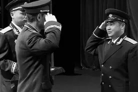 1955年授衔，毛主席从上将中划掉了一个人：他骄傲自满，授中将图片