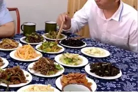 去朋友家喝酒，这4句“客气话”别当真，别不懂装懂，容易讨人嫌图片