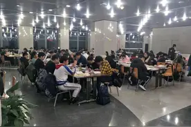 名校图书馆火了，“清一色”苹果电脑，引争议：难怪寒门难出贵子图片