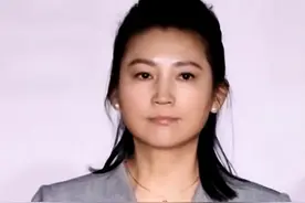 曾红过董卿的王小丫，现发福变胖认不出？55岁无子女，热衷公益！图片