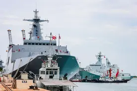 罕见！中泰两军071船坞登陆舰港口双舰同框亮相，4万吨气势磅礴图片
