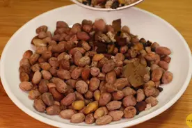 把花生埋入盐中1个小时，味道比油炸得还香！学会全家夸你是大厨图片