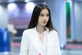 杨颖通宵赶飞机回家，5岁小海绵接机超兴奋，身边帅气男子引热议图片