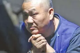 他亡命天涯16年，靠赃款娶4个漂亮老婆生12个娃，被捕时身家上亿图片