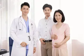 怀孕时妈妈要做10次常规产检，有4次产检，爸爸再忙也要陪同图片