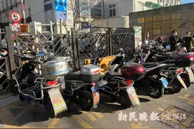 医院门口非机动车占道还堵住消防通道 阻挡市民“就医路”图片