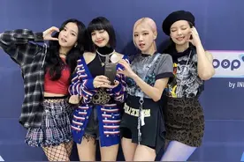 网坛传奇 费德勒 紧张同框BLACKPINK「腼腆灿笑」图片