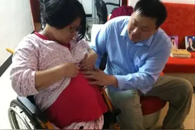 2015年，无腿妈妈冒死生产双胞胎，医生努力4小时创造生命奇迹图片