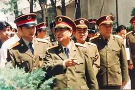 1999年中国大使馆被炸，中央军委副主席放话，已做好一切战斗准备图片