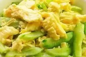 黄瓜炒鸡蛋的家常做法，味道鲜美，口感滑嫩，太下米饭了图片