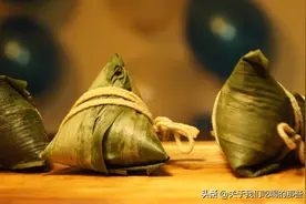 煮粽子时，只用清水煮就错了！加一勺它，粽子软糯又香甜，真好吃图片